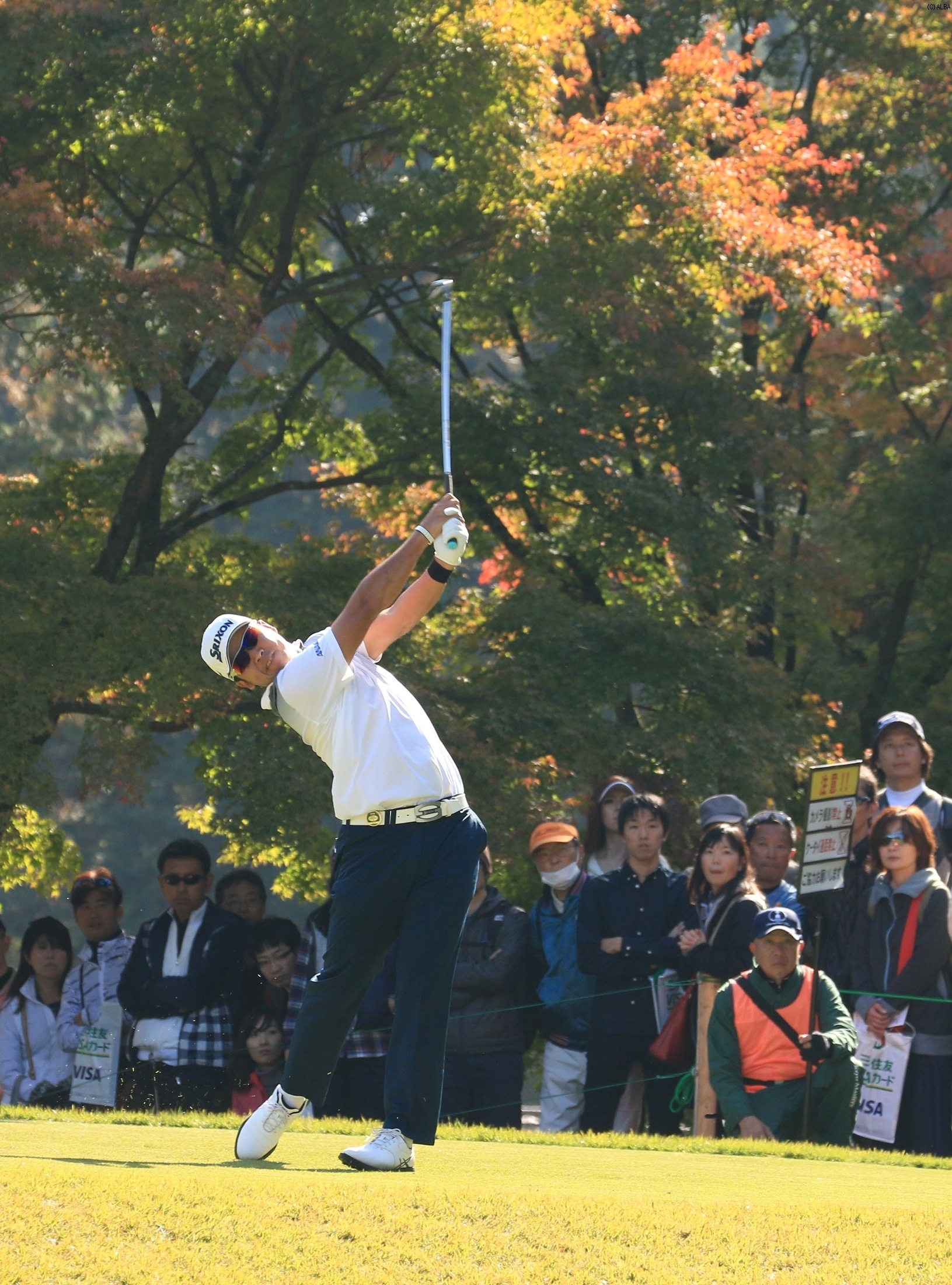 松山英樹、首位でサンデーバックナインへ（撮影：標英俊）