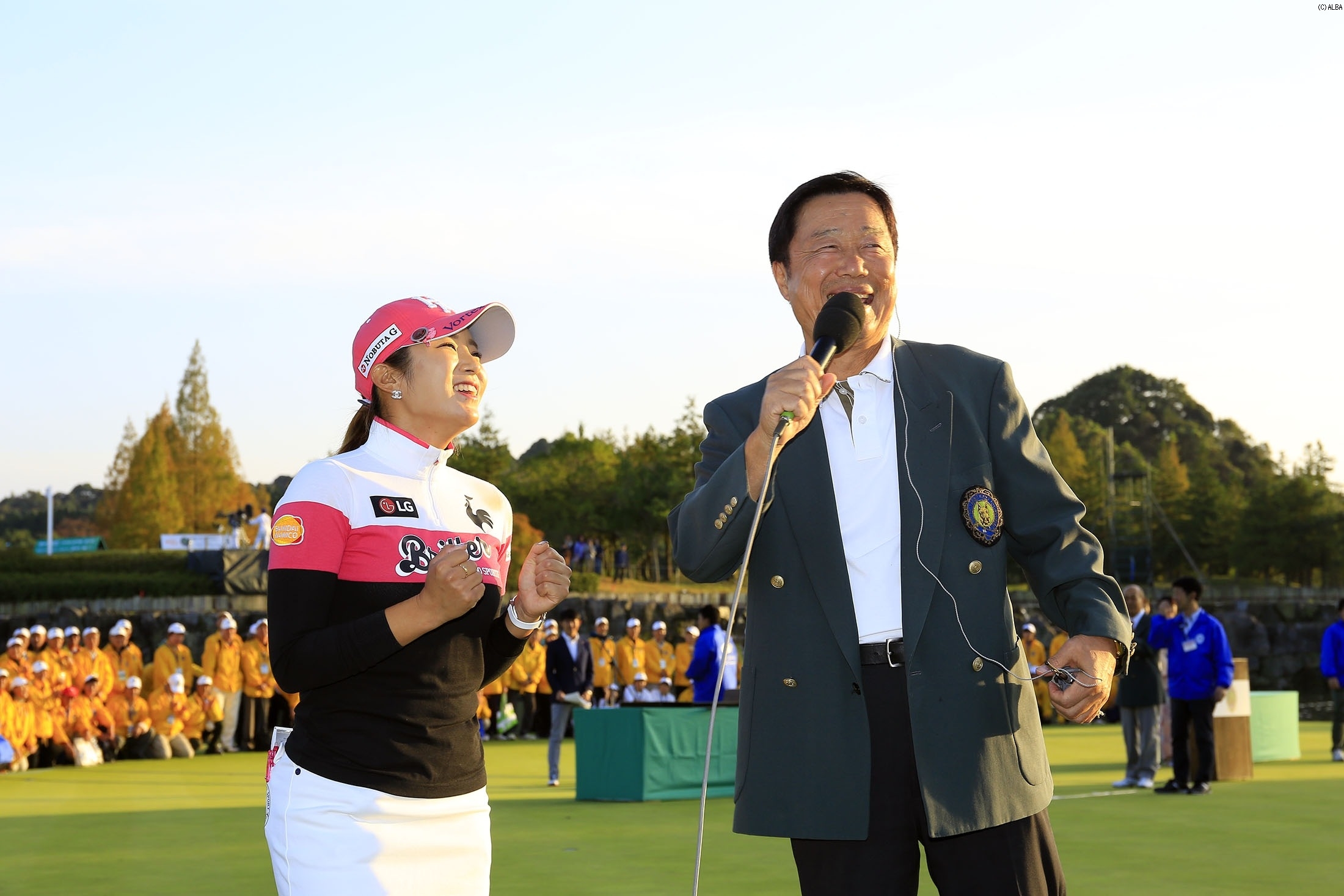笠りつ子とのプレーオフを制して今季5勝目！優勝インタビューで最高のスマイル！（撮影：福田文平）