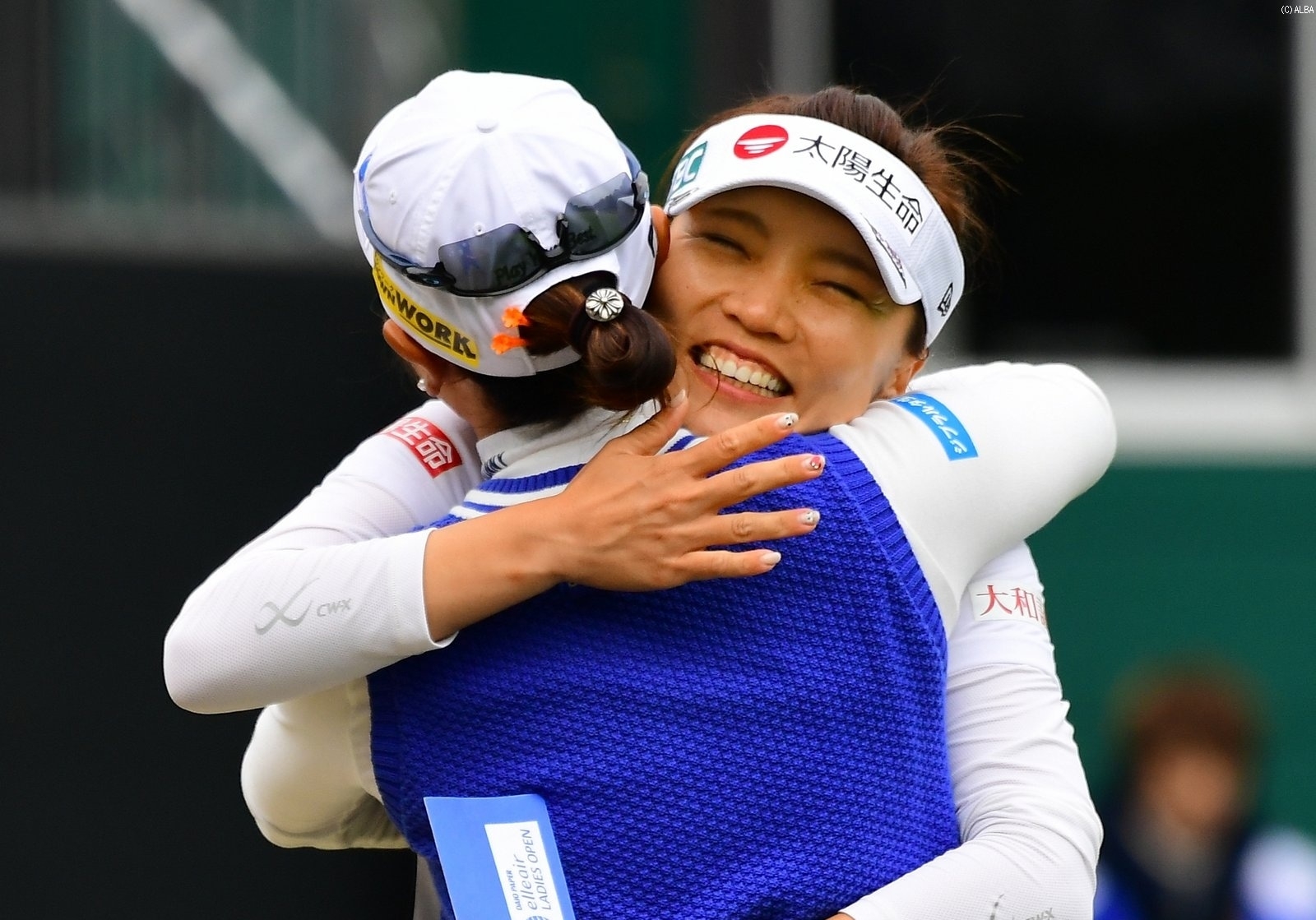 し烈な優勝争いを繰り広げた比嘉真美子(手前)と抱擁を交わすテレサ・ルー（撮影：上山敬太）