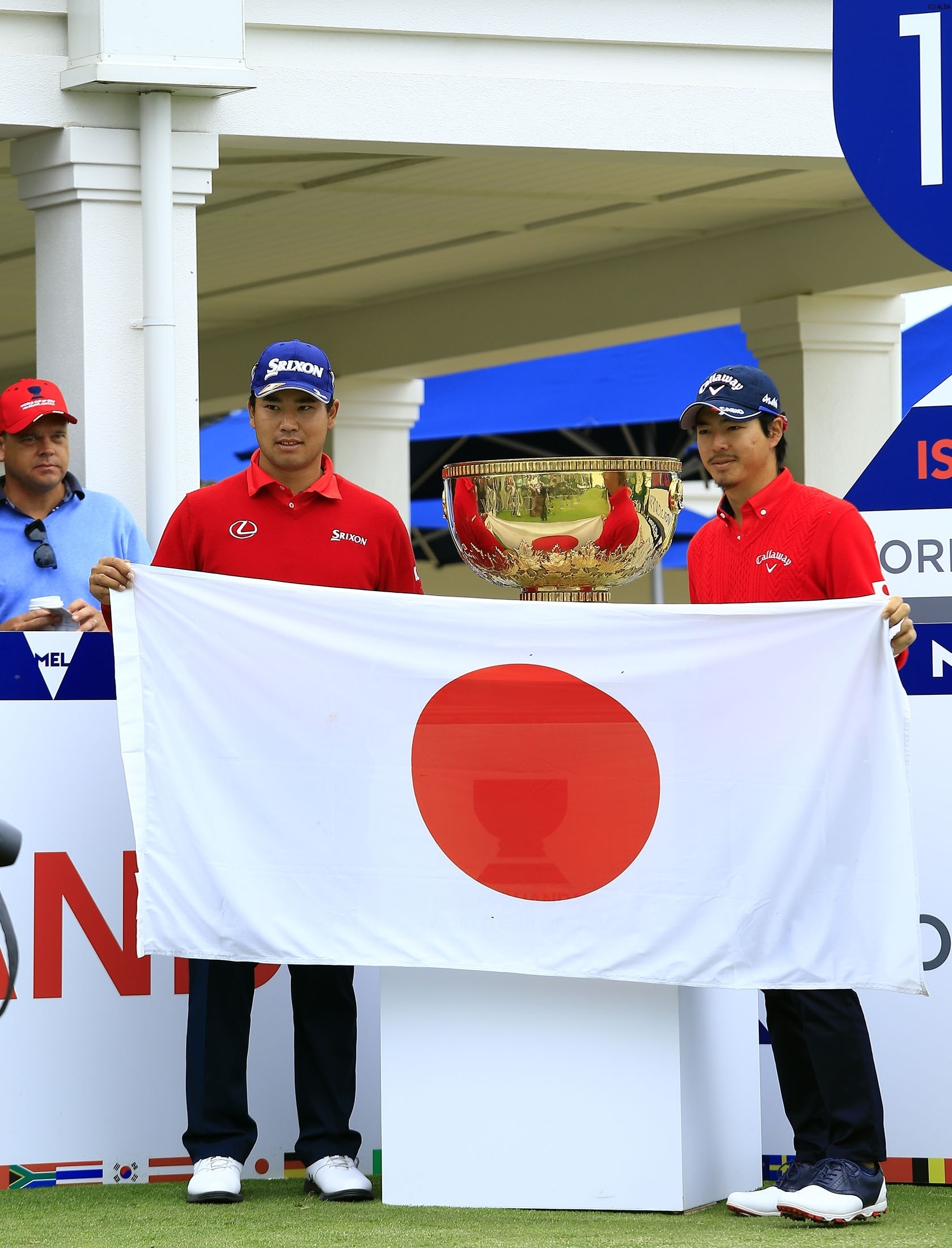 スタート前に日の丸を掲げ記念撮影を行う日本チーム(撮影:福田文平)