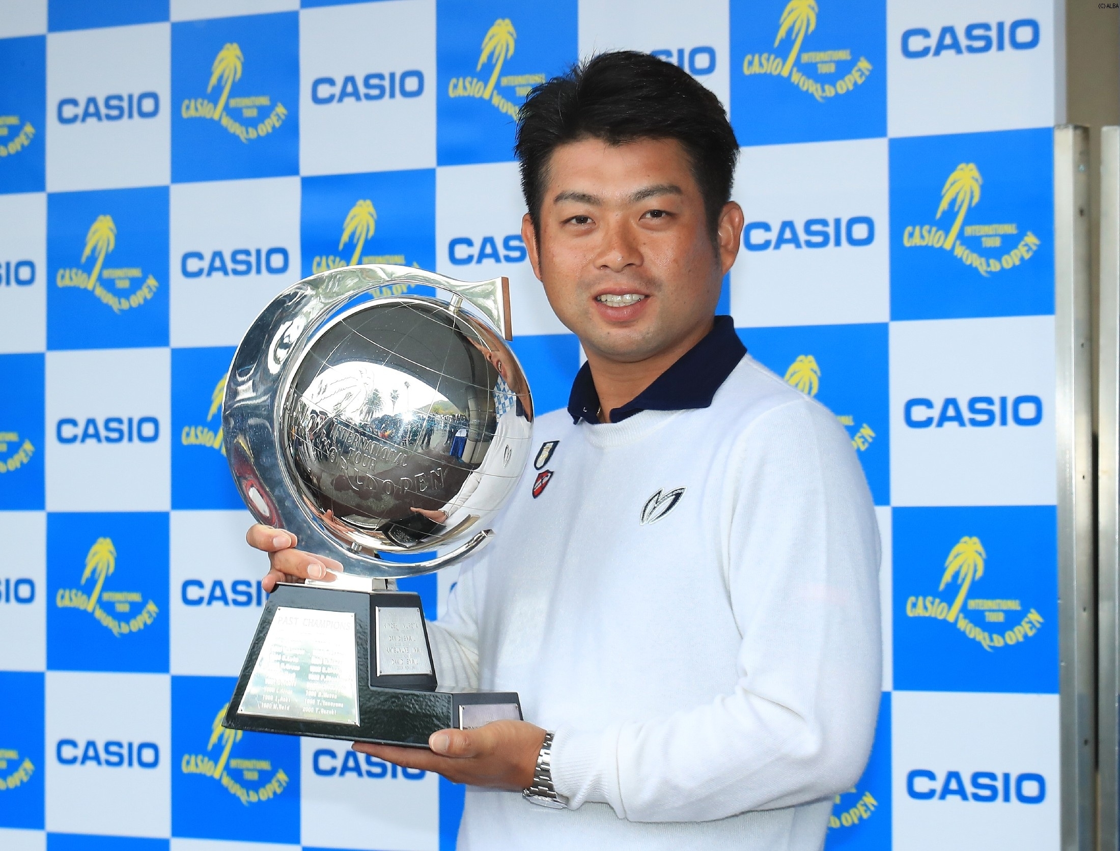 3日目の順位で結果が確定 池田勇太が今季3勝目のカップを掲げる（撮影：岩本芳弘）