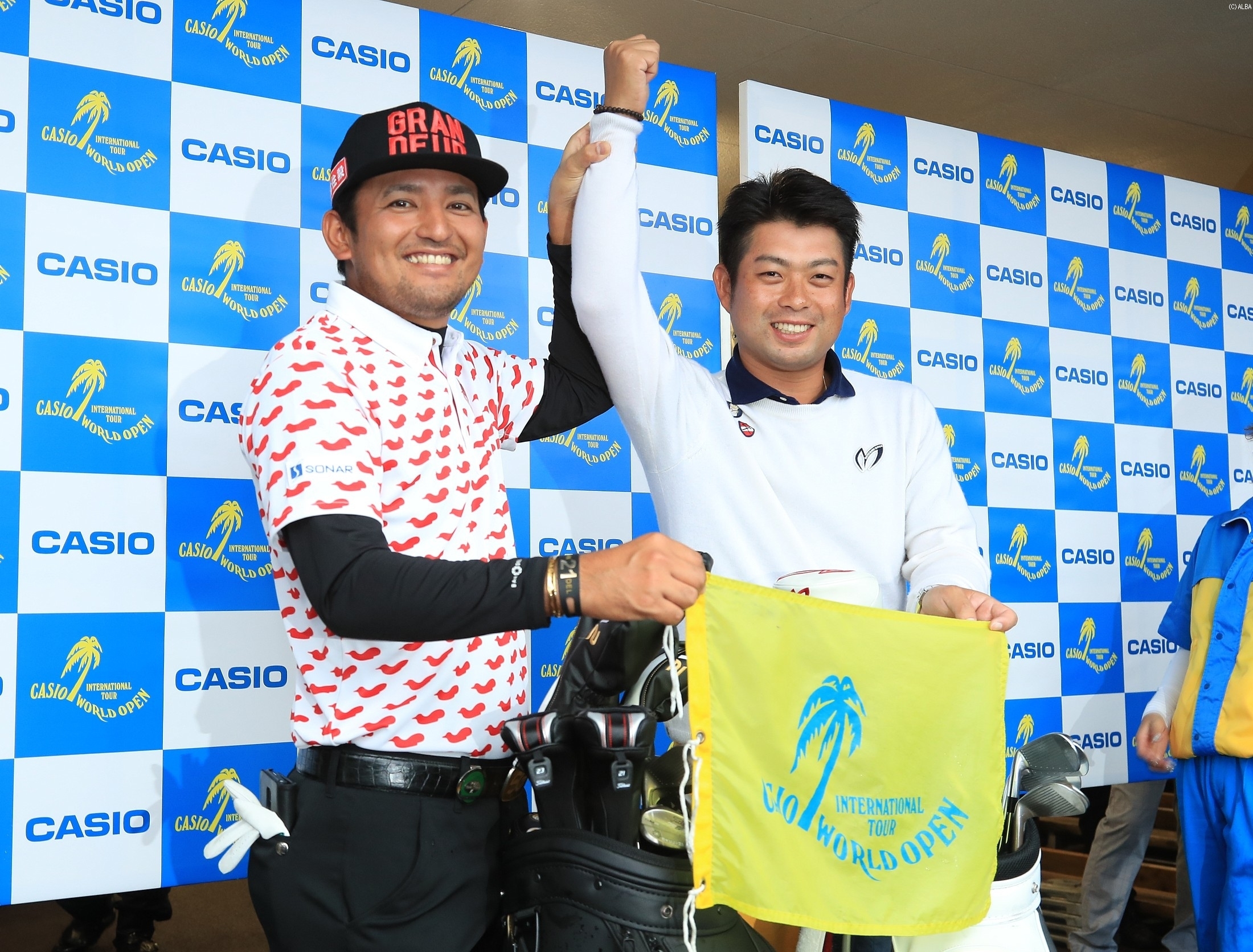 今季3勝目を挙げた池田勇太(右)を称える2位の正岡竜二（撮影：岩本芳弘）