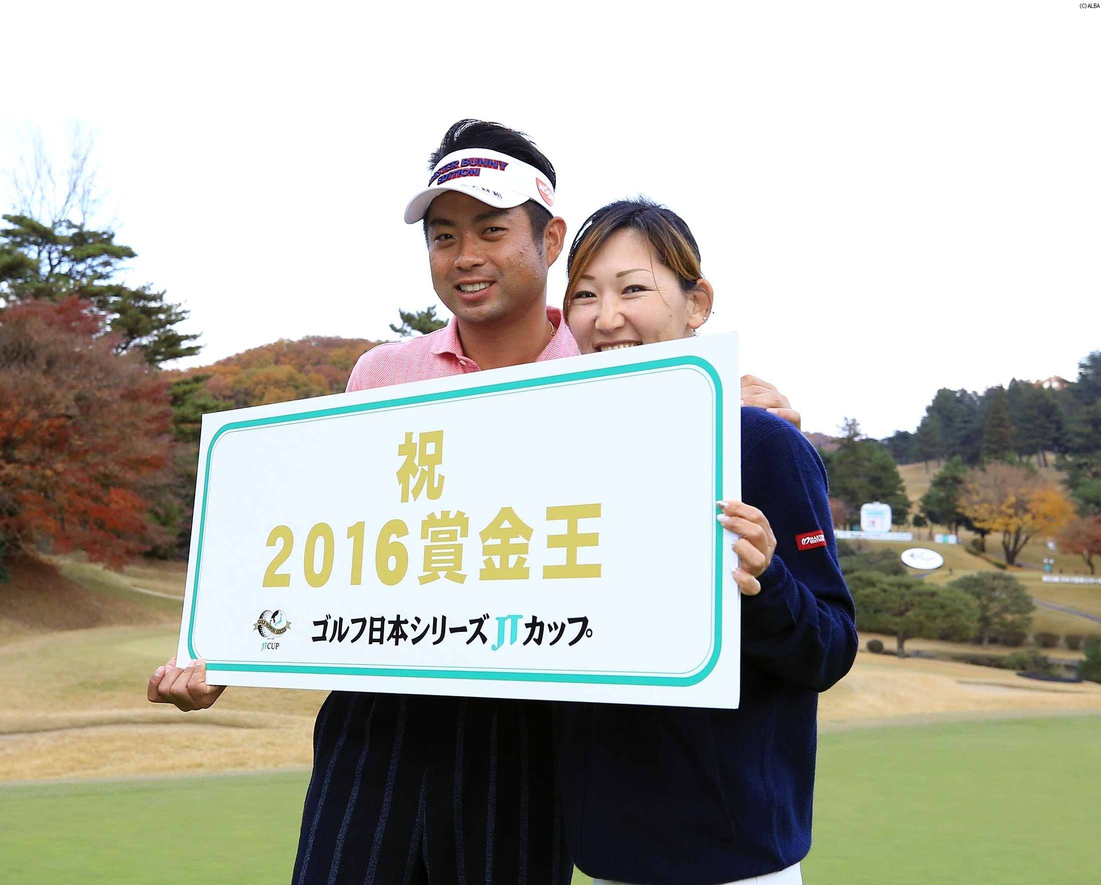 タッグを組んで2勝を挙げた坂井キャディと笑顔を見せる（撮影：福田文平）
