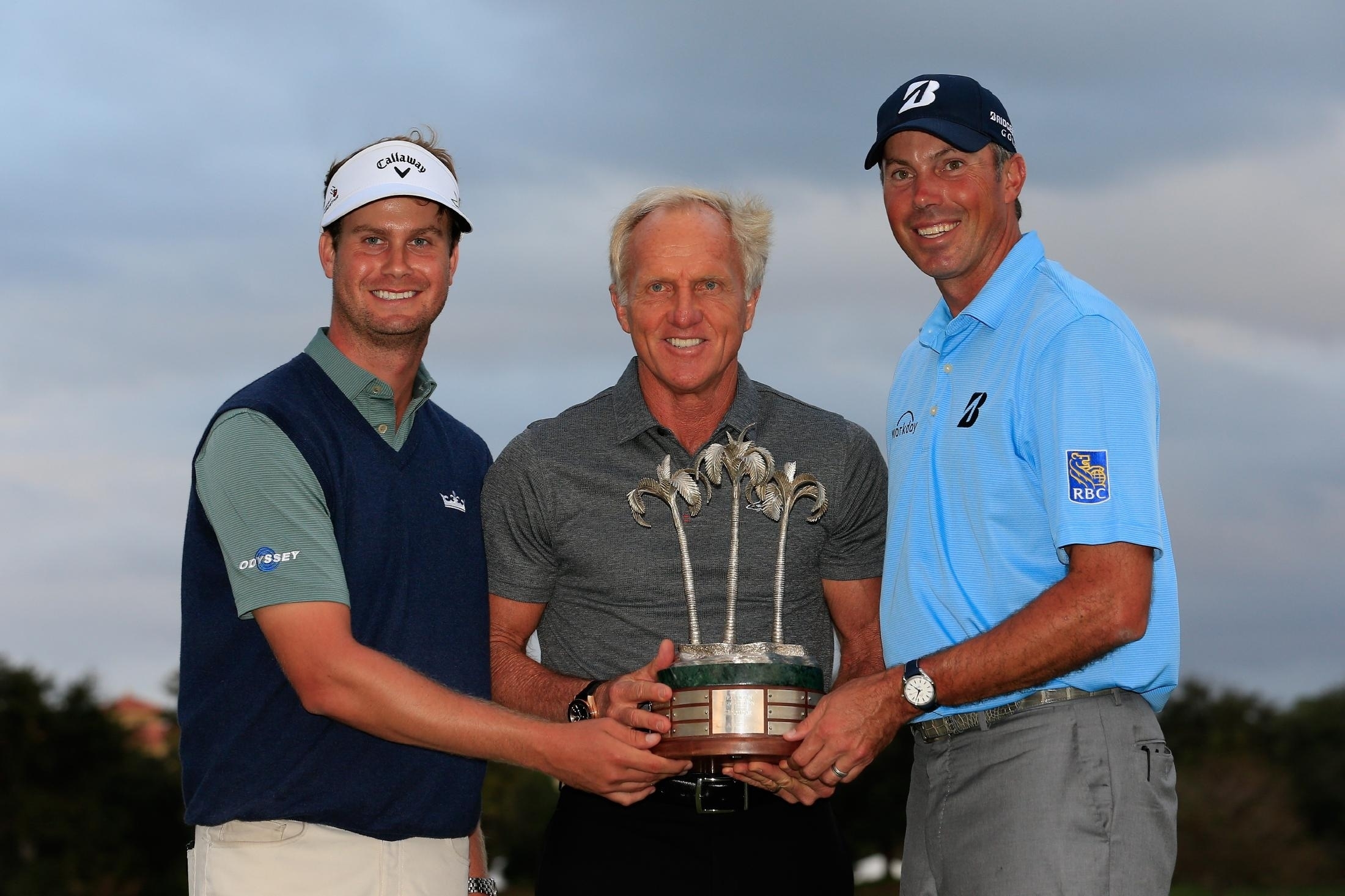 優勝を飾ったH・イングリッシュ＆M・クーチャー。中央はホストを務めるグレッグ・ノーマン（撮影：GettyImages）