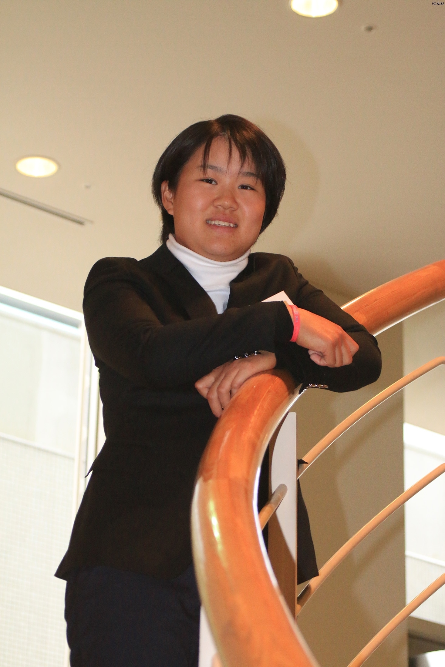 スーツ姿で写真撮影に臨む畑岡奈紗 一段とプロの顔になった？（撮影：秋田義和）