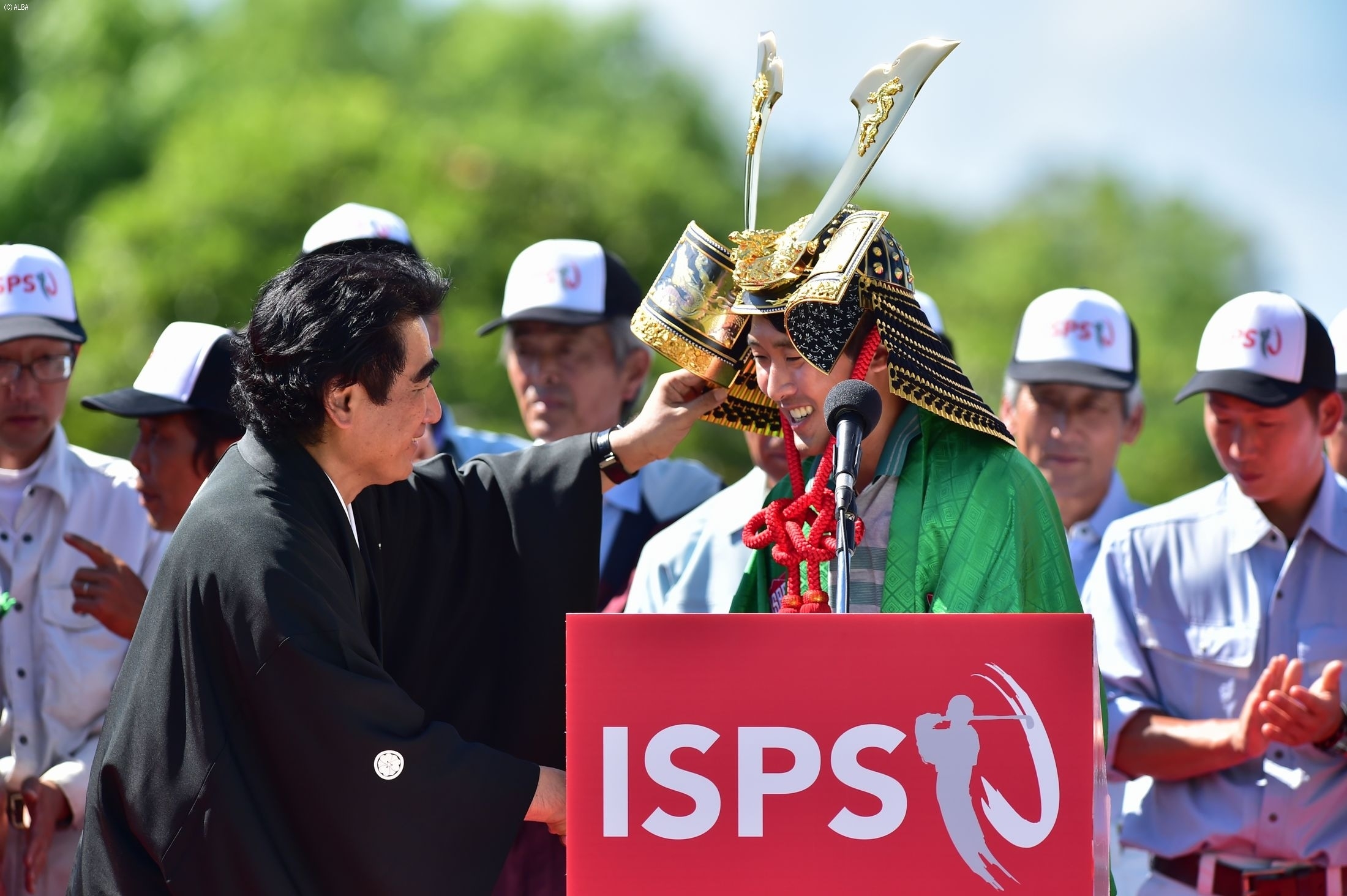 写真は昨年大会、優勝した朴を祝福する半田ISPS会長（撮影：岩井康博）