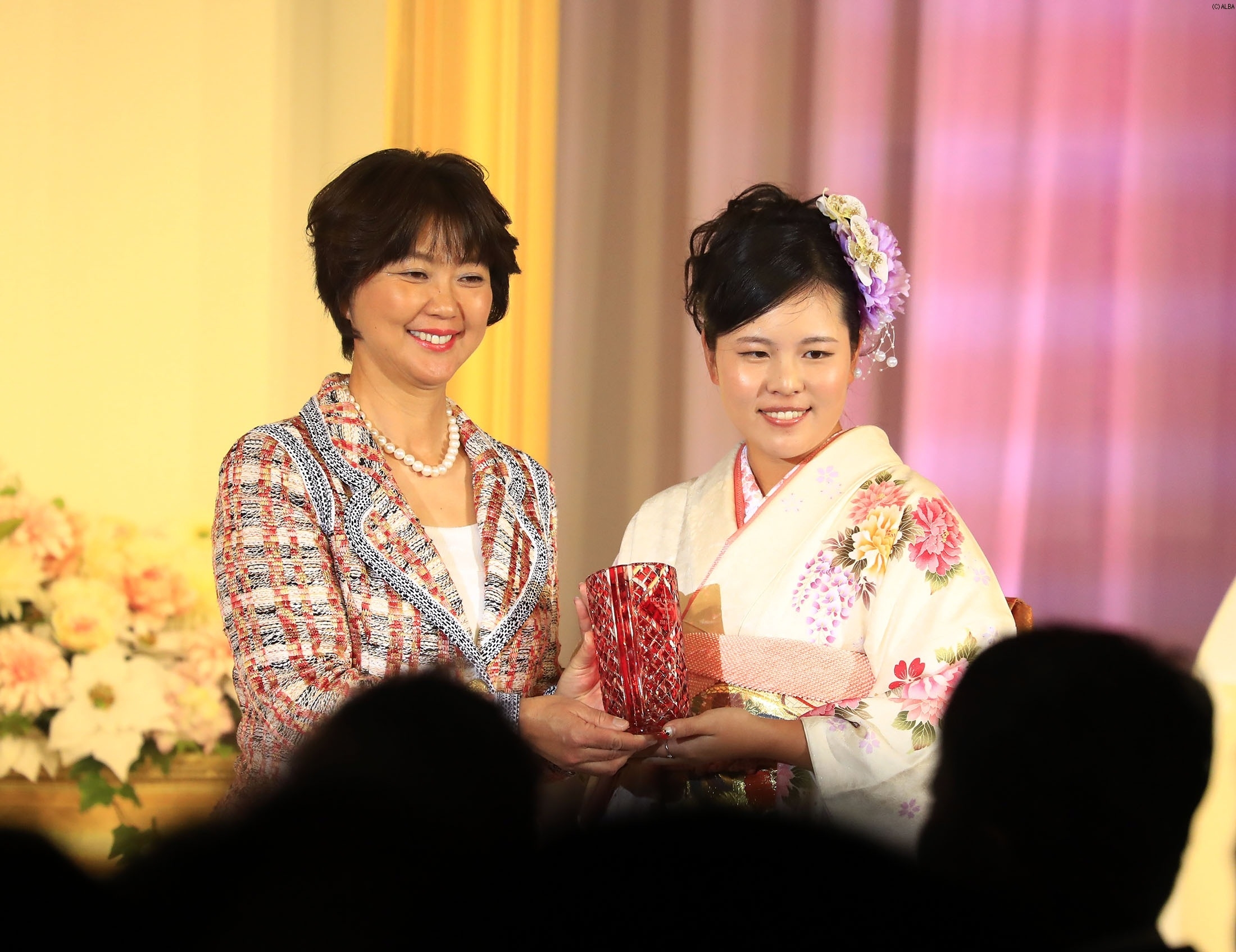 小林浩美LPGA会長(左)からトロフィーを授与されるささきしょうこ（撮影：福田文平）