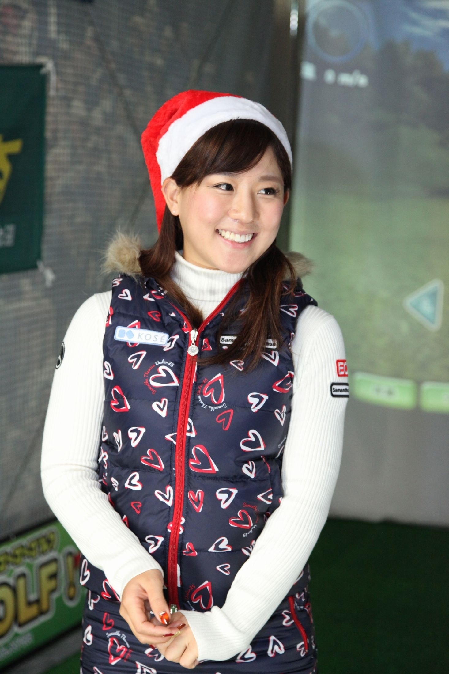 クリスマス前のイベントでファンと交流する香妻琴乃