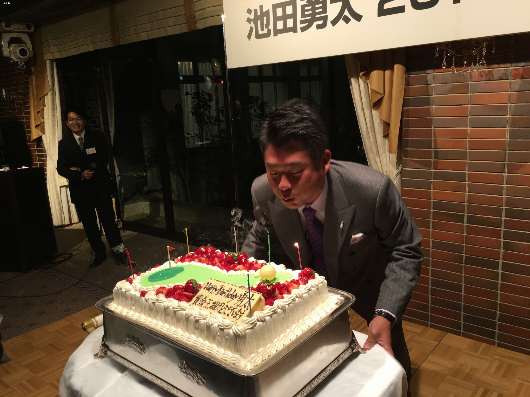バースデーケーキのろうそくを吹き消す池田勇太(撮影:赤澤亮丈)