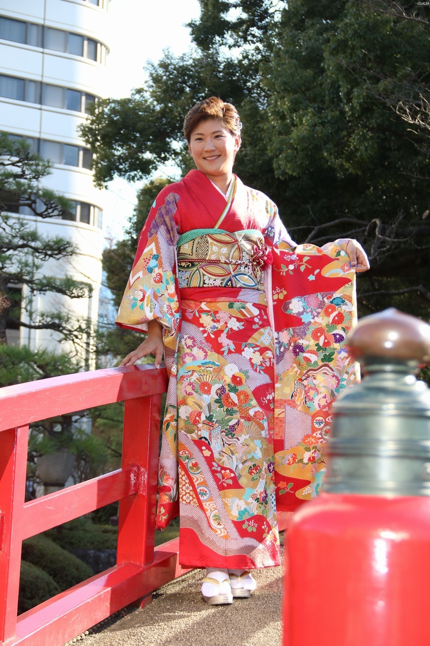 今年は情熱の赤！成田美寿々が振袖姿をお披露目（撮影：小路友博）