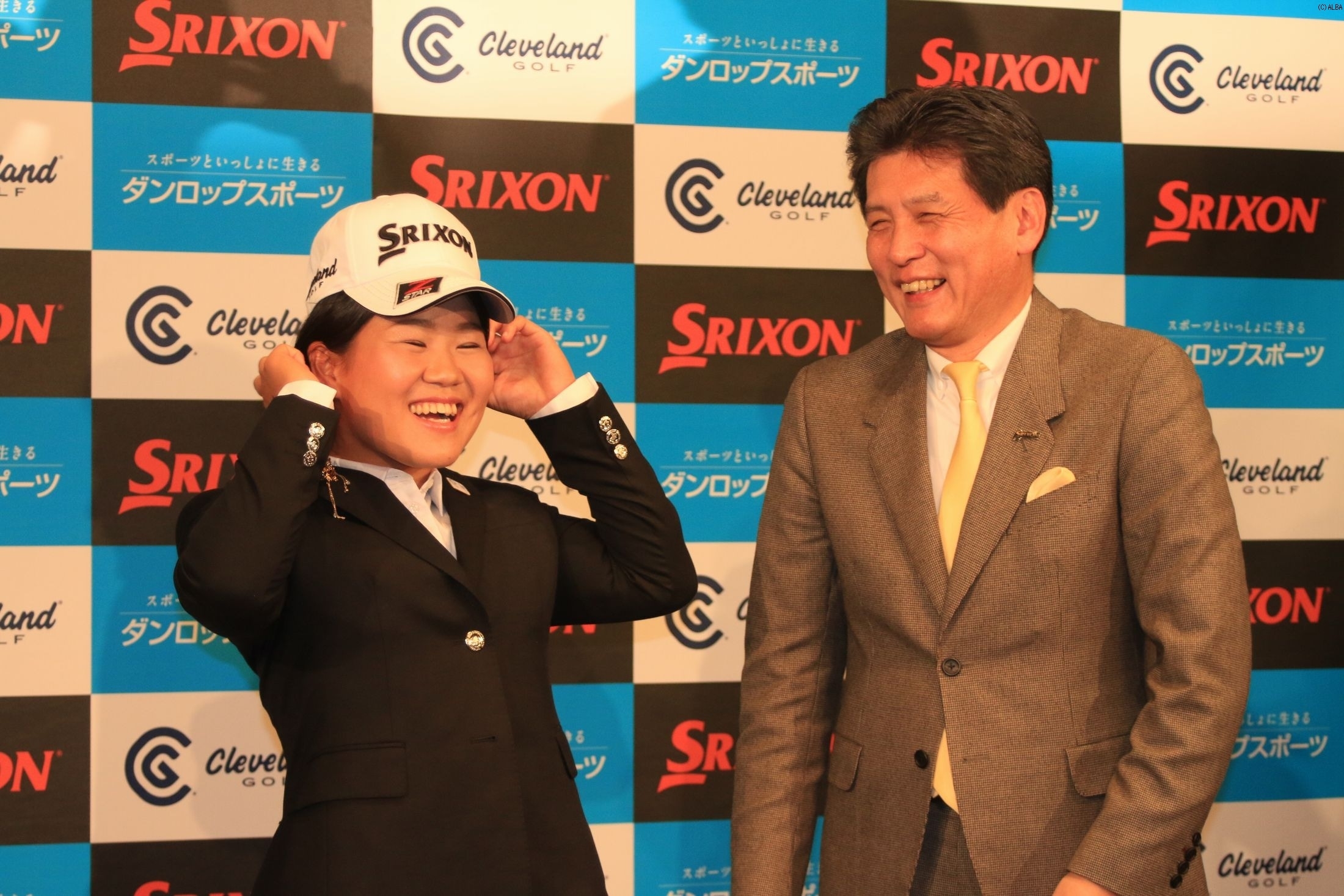 契約の証にキャップを貰うも…ちょっと小さい？（撮影：秋田義和）