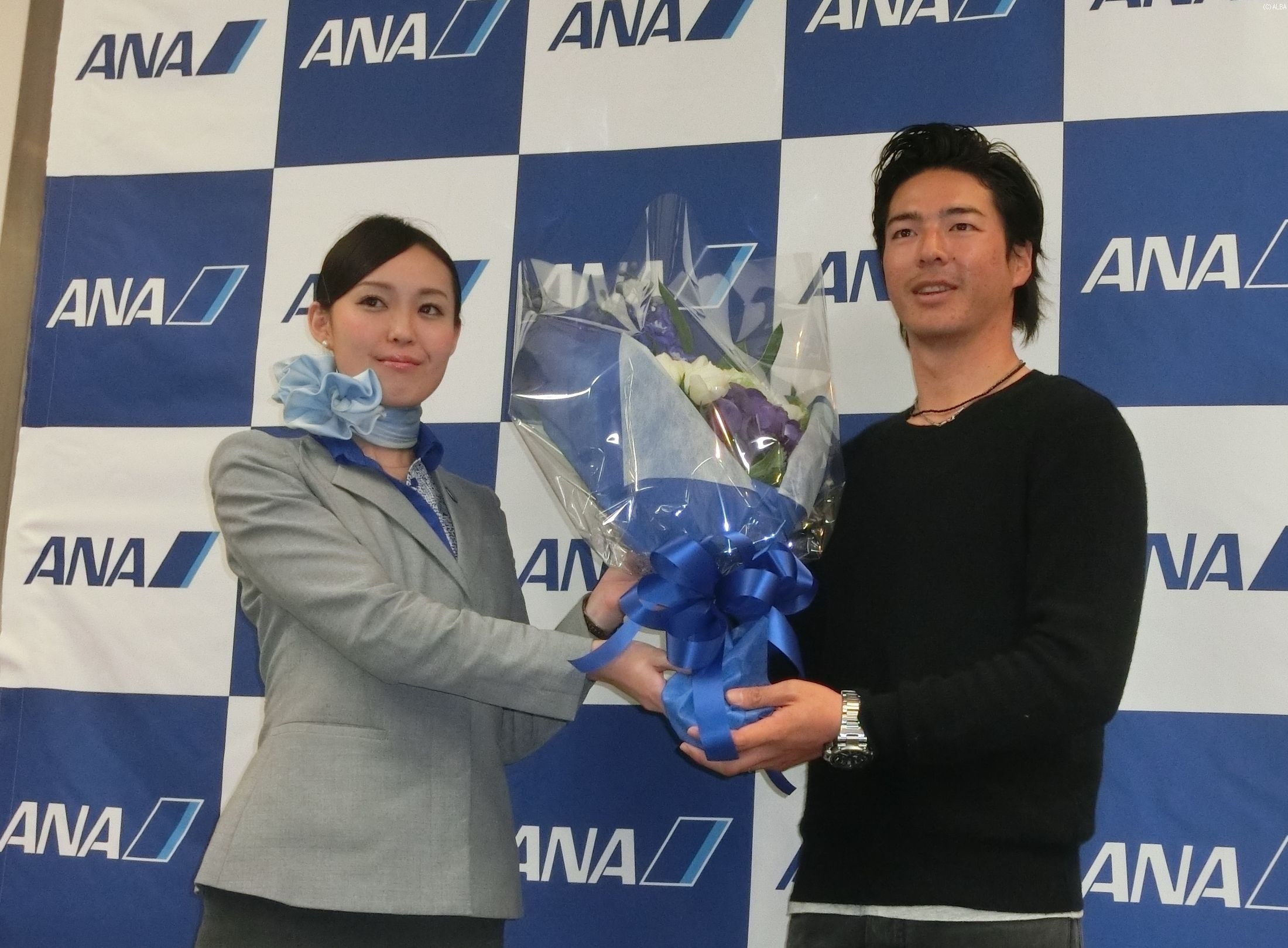 ANAのCAから花束を受け取る石川遼（撮影：赤澤亮丈）