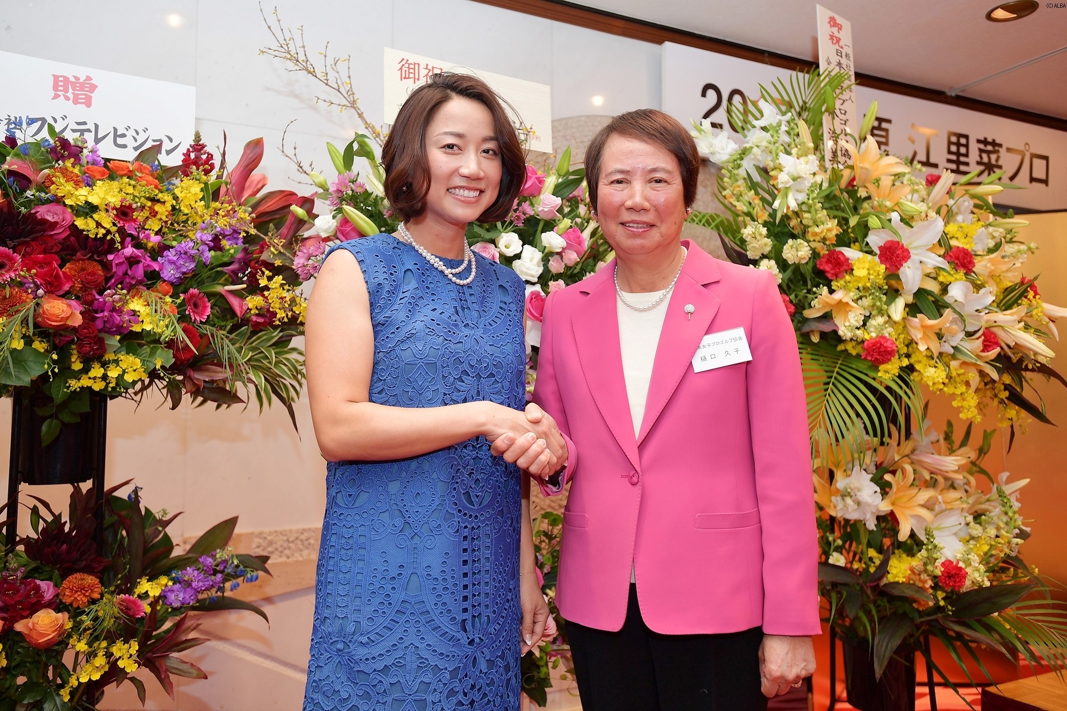 原江里菜(左)もタジタジ！？樋口久子から叱咤激励を受けた（撮影：佐々木啓）