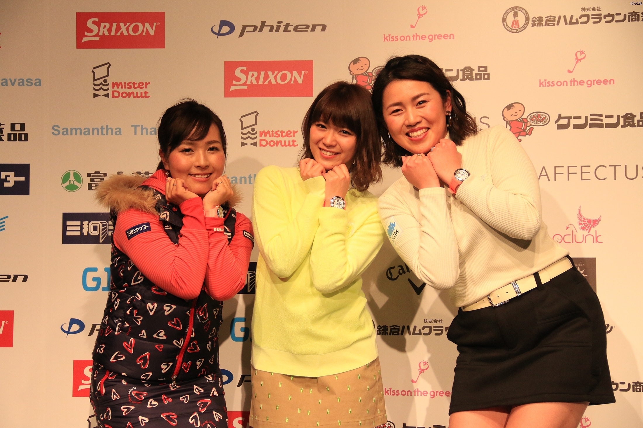 恥ずかしがりながらも山内鈴蘭の得意ポーズをする2人（撮影：秋田義和）