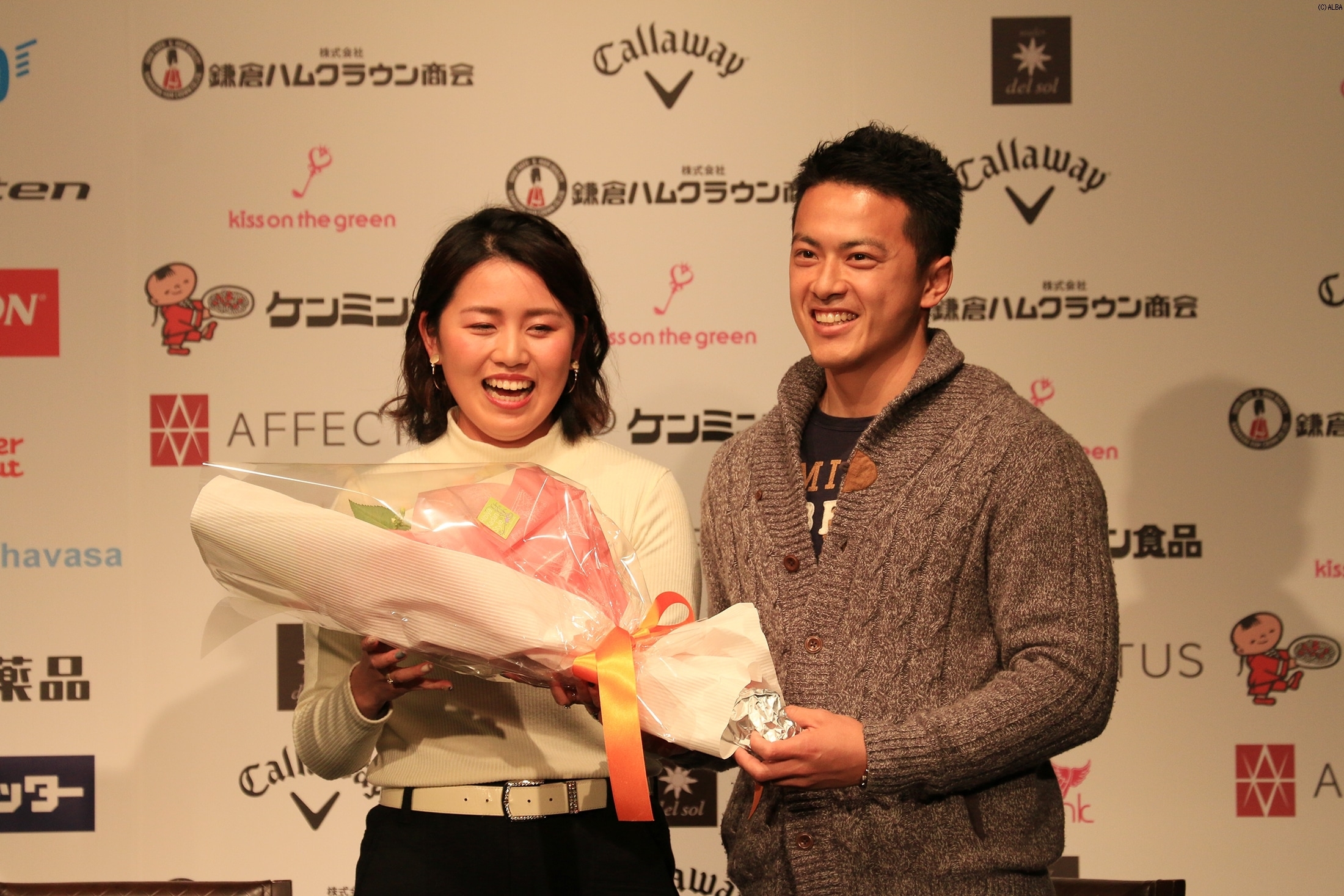 照れくさそうに馴れ初めを披露した岡村咲、右は旦那の小野寛智（撮影：秋田義和）