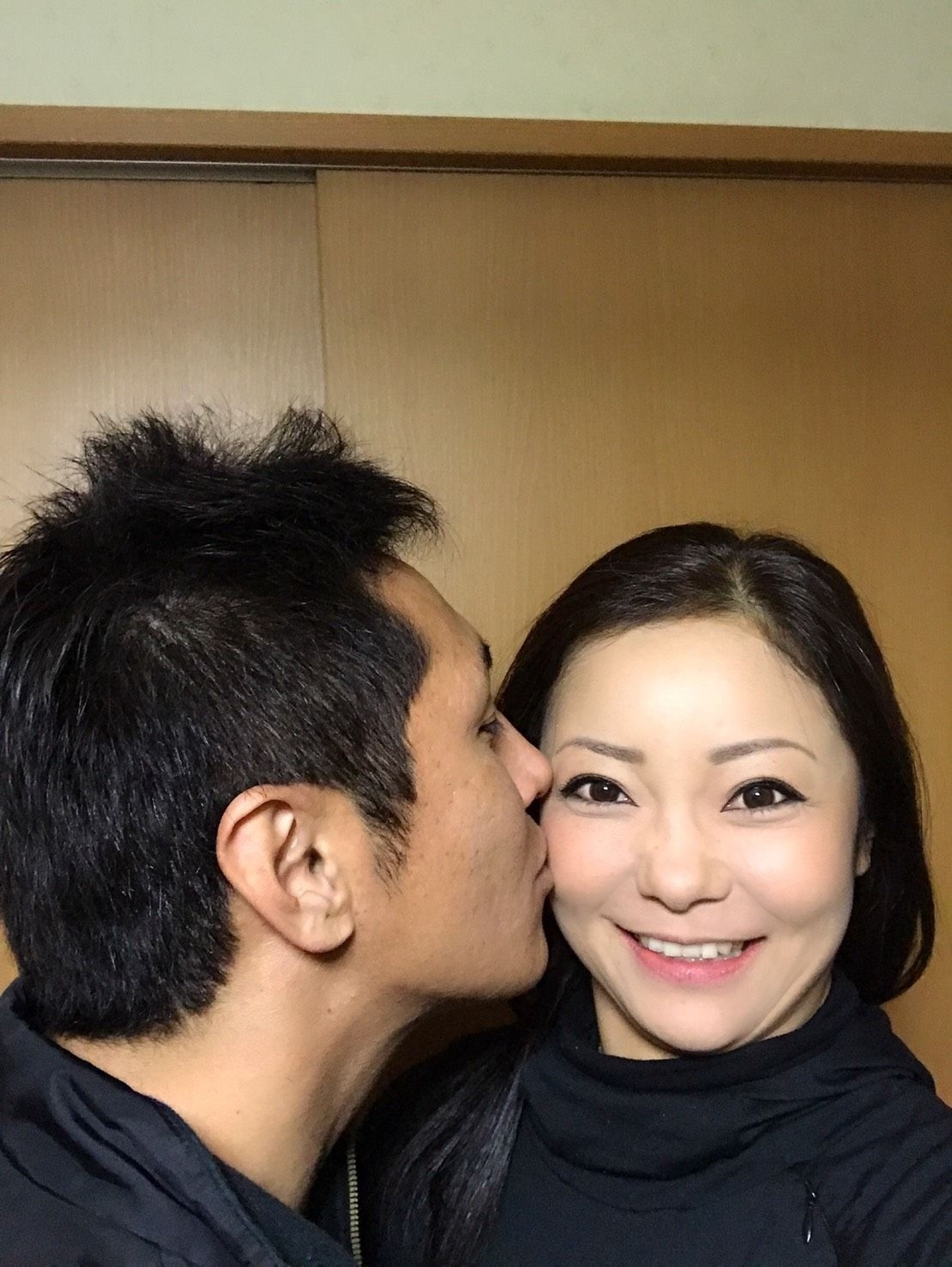 実業家の夫からキスされ、笑顔の三塚（提供：三塚優子）