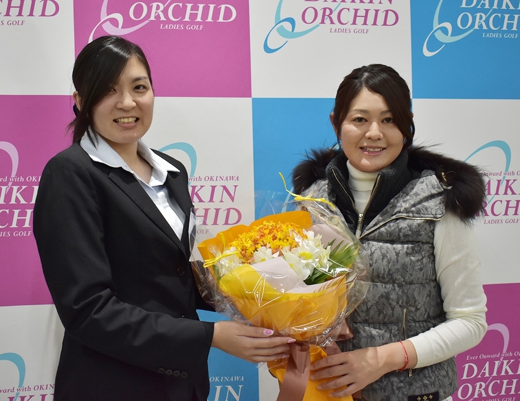 花束を受け取る諸見里しのぶ（大会提供）