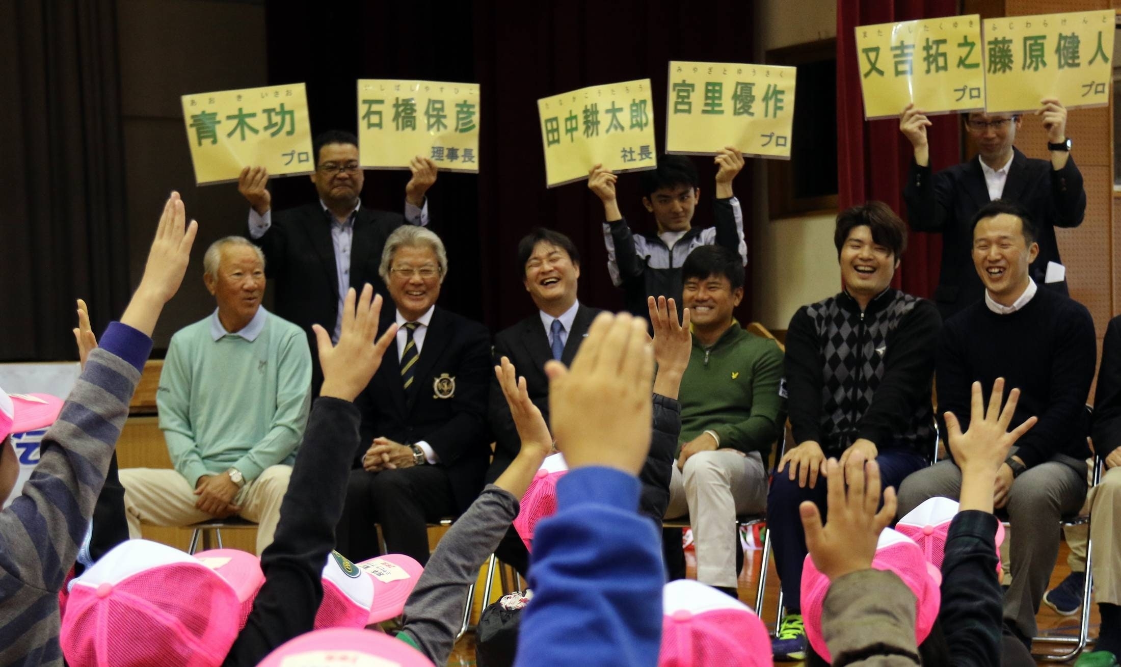 éæ¨ãåªä½ããå­ä¾ãã¡ã¨è§¦ãåã£ãï¼æä¾:JGTO)
