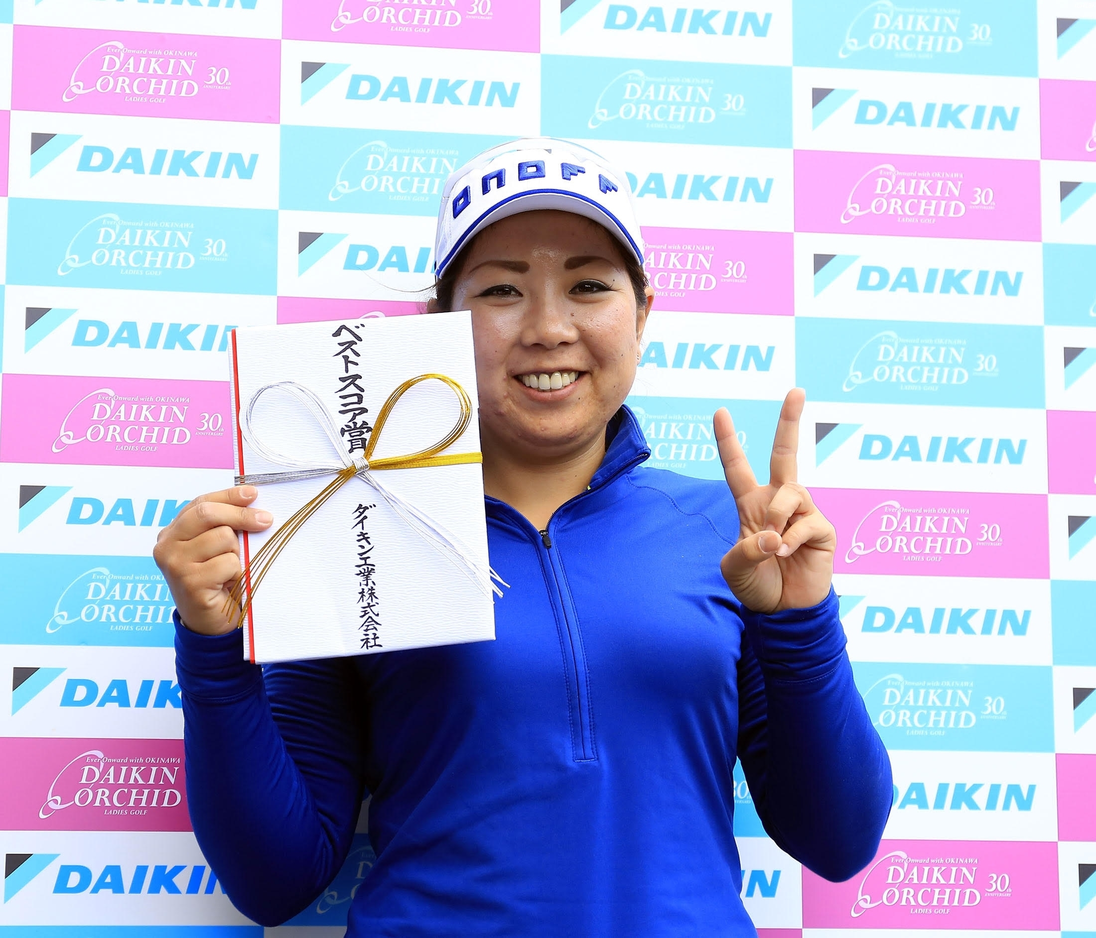 ベストスコア賞を手に笑顔 地元の大城が首位スタートを決めた（撮影：福田文平）
