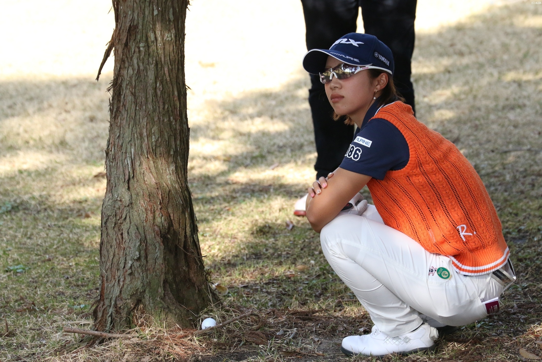 大江香織のティショットは右に曲がり、木の根元へ(写真は昨年大会)（撮影：秋田義和）