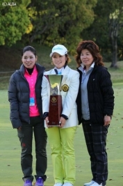 姉、母と笑顔で写真に納まる比嘉、この2人の支えが大きかった(撮影:ALBA)