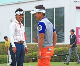 初日は昨年の賞金王・藤田寛之と同組(撮影:米山聡明)