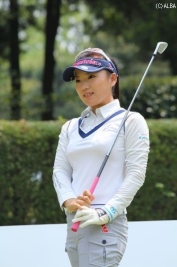 リラックスした表情でプロアマをラウンドする有村智恵(撮影:ALBA)