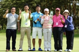 家族の支えがあっての優勝(ちなみに右からお母さん、お父さん、本人、キャディ、旦那さん)(撮影:上山敬太)