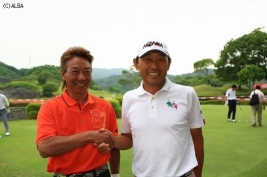 エースを達成し首位発進した高橋(右)と健闘を称えあう井戸木(撮影:和田彭郎)