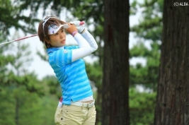 “大人のゴルフ”で首位タイに浮上した比嘉真美子(撮影:ALBA)
