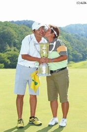 夫婦二人三脚でつかんだ8年ぶりの優勝だ(撮影:米山聡明)