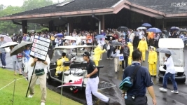 突然の大雨でギャラリーが軒下に避難!この後雷が(撮影:上山敬太)