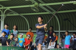 実際にドライバーを打ってみせる藤田寛之、プロの球にジュニアたちも驚きの表情(撮影:ALBA)