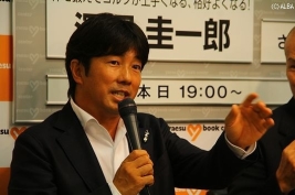 体幹トレーニングの良さを力説する深堀圭一郎(撮影:ALBA)