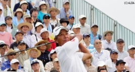 パターに苦労した井戸木鴻樹!首位とは3打差逆転優勝を狙う!(撮影:ALBA)