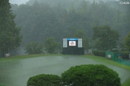 やまない豪雨で練習グリーンも池のようになっている(撮影:岩本芳弘)