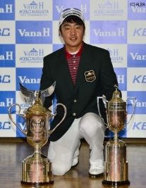 先輩たちに励まされツアー初優勝を挙げたS・J・パク(撮影:上山敬太)