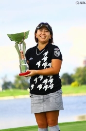 佐伯三貴とのプレーオフを制して今季3勝目を挙げた吉田弓美子