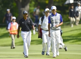 すごい身長さ、年齢差は29歳、日焼け具合は、井戸木プロの圧倒的勝利(撮影:上山敬太)