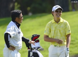 首位と2打差の2位タイの川村昌弘!リラックスした表情でキャディと談笑(撮影:上山敬太)