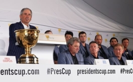米選抜カプルスがスピーチする横で下を向くニック・プライス、悲願達成はまたもならなかった(Photo by David CannonGetty Images)