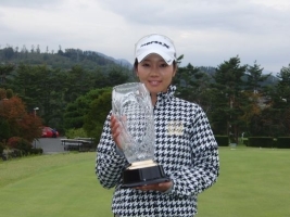 逆転でステップ初優勝をつかんだ葭葉ルミ(写真提供:LPGA)