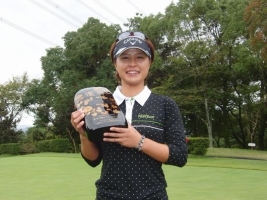 最終ホール15メートルのパットを沈めて逆転優勝を果たした永田あおい(写真提供:LPGA)