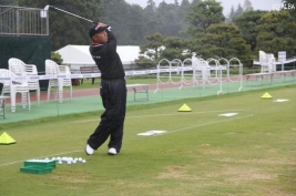 雨の中、ひとり練習場で黙々と球を打つ谷口(撮影:ALBA)