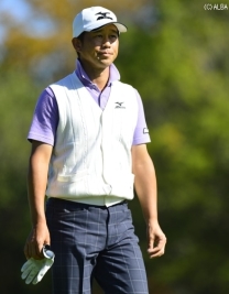 下部ツアーから這い上がってきたベテラン桑原が首位(撮影:上山敬太)