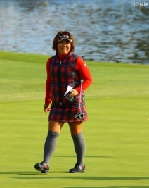 短尺パターで今週も優勝を狙う吉田弓美子(撮影:ALBA)