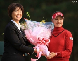賞金女王となった森田理香子!小林会長から花束の贈呈(撮影:米山聡明)