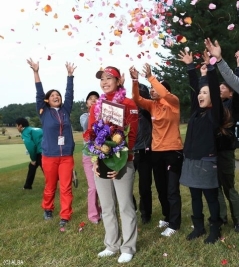 新女王を仲間がフラワーシャワーで祝福!(撮影:米山聡明)