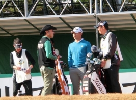 この日同組となった片山晋呉と小平智、共に上位に浮上!(撮影:ALBA)
