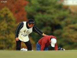 優勝を決めて崩れ落ちる宮里優作 今年の印象的なシーンの一つだ
